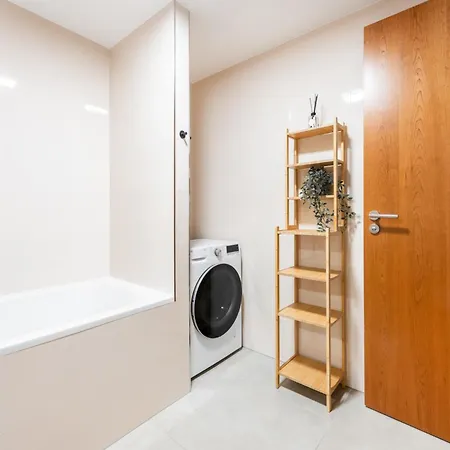 Daire Rentero Modern Smichov With Balcony *