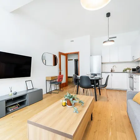 Daire Rentero Modern Smichov With Balcony